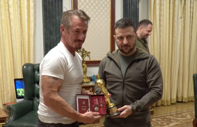 Шон Пенн передал Владимиру Зеленскому «Оскар», а Зеленский вручил ему орден