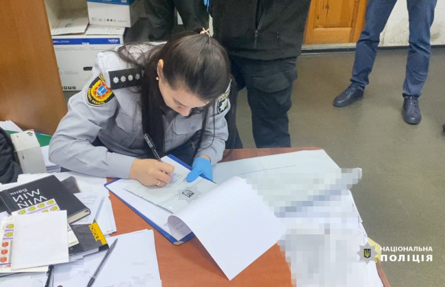 Обещал снять арест с квартиры: в Одессе на взятке поймали государственного исполнителя