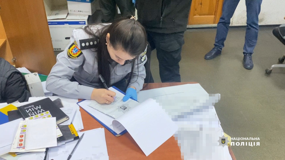 Обіцяв зняти арешт з квартири: в Одесі на хабарі спіймали державного виконавця