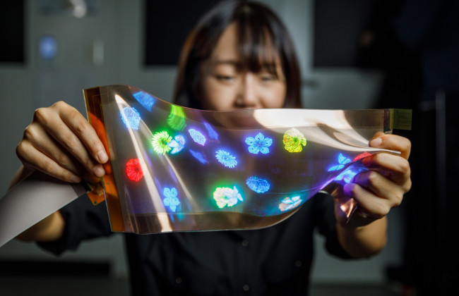 Компания LG презентовала гибкий дисплей с высоким разрешением, который растягивается и сворачивается.