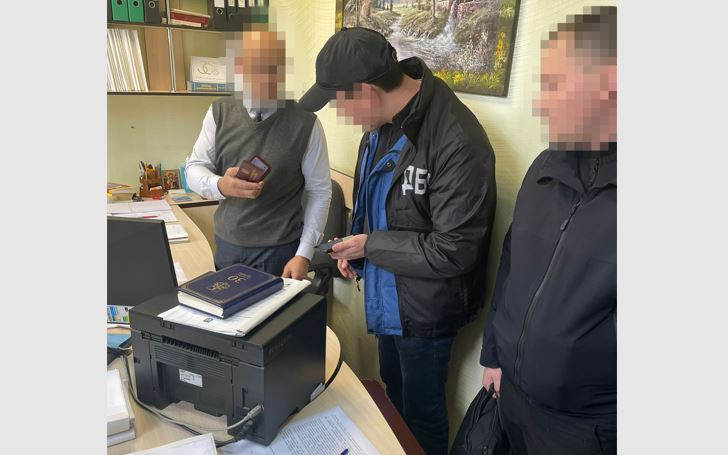 Прокурора Запорожской окружной прокуратуры задержали на взятке в 2 тысячи долларов