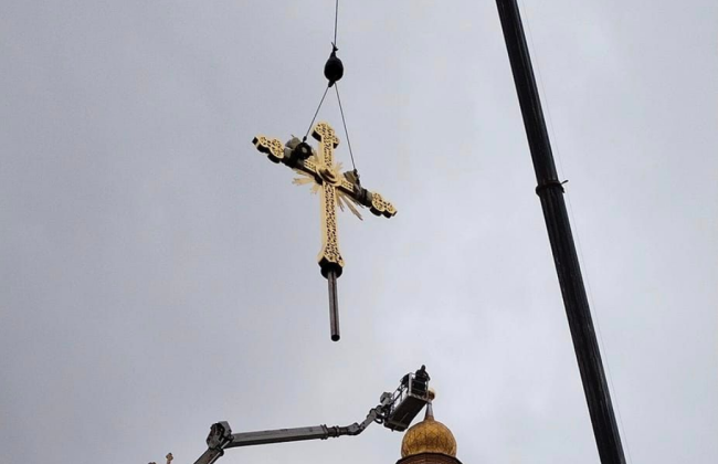 На Софийском соборе установили новый крест, вместо того, который прошлой зимой сорвал сильный ураган