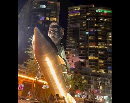 Для Ілона Маска створили скульптуру з його обличчям та тілом козла