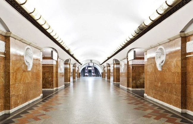 У Києві на станції метро «Університет» закрили дошками бюсти російських вчених та письменників