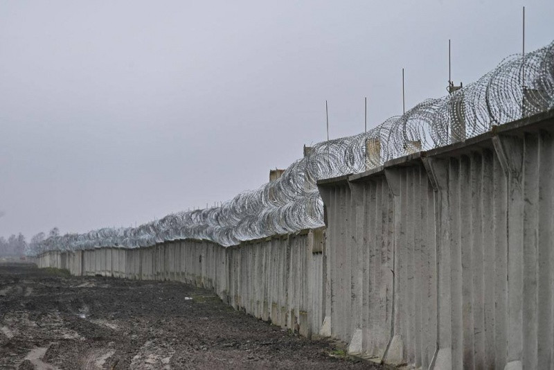 Украина строит стену на границе с Беларусью, фото