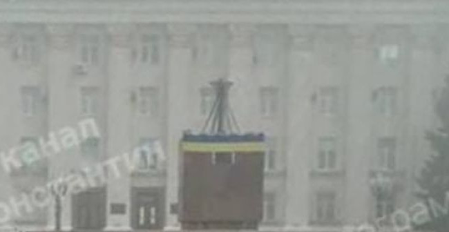 В центре Херсона уже появился украинский флаг, фото