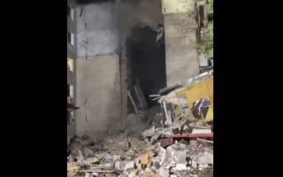 Окупанти обстріляли Миколаїв: Зеленський показав відео зруйнованої багатоповерхівки