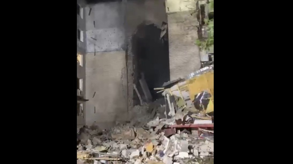 Окупанти обстріляли Миколаїв: Зеленський показав відео зруйнованої багатоповерхівки