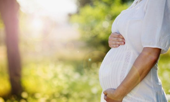 Чи надається допомога по вагітності та пологах в умовах воєнного стану: роз’яснення Держпраці