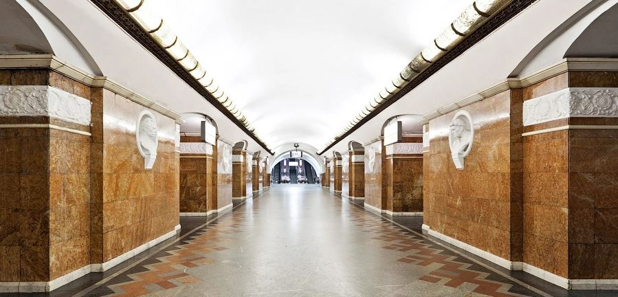 У Києві на станції метро «Університет» закрили дошками бюсти російських вчених та письменників