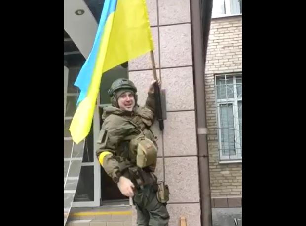 Украинский флаг вывесили над зданием Херсонского апелляционного суда, видео