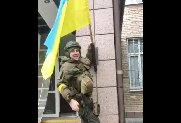 Украинский флаг вывесили над зданием Херсонского апелляционного суда, видео