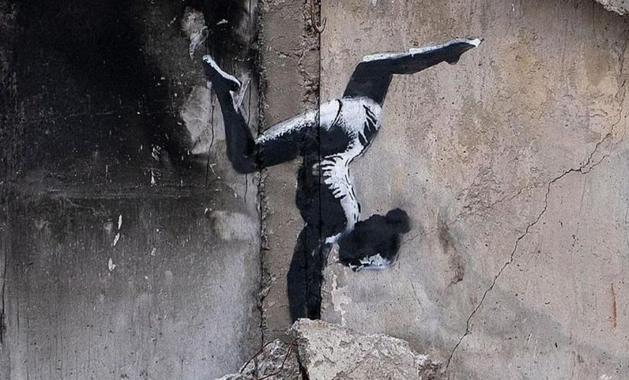 Художник-анонім Бенксі показав свій малюнок на зруйнованому будинку в Бородянці, фото