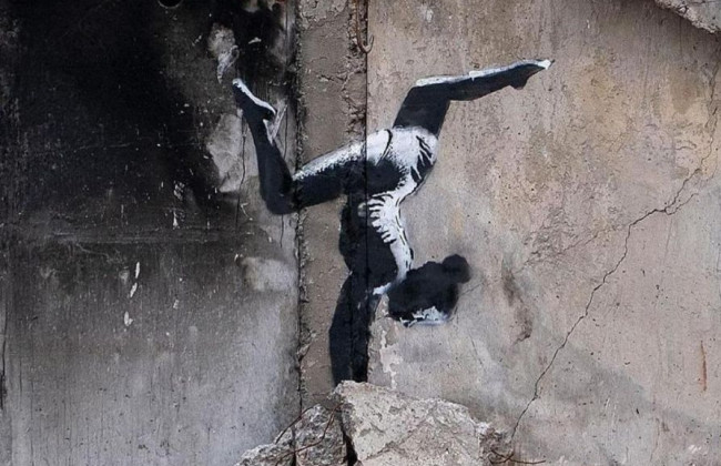 Художник-аноним Бэнкси показал свой рисунок на разрушенном доме в Бородянке, фото