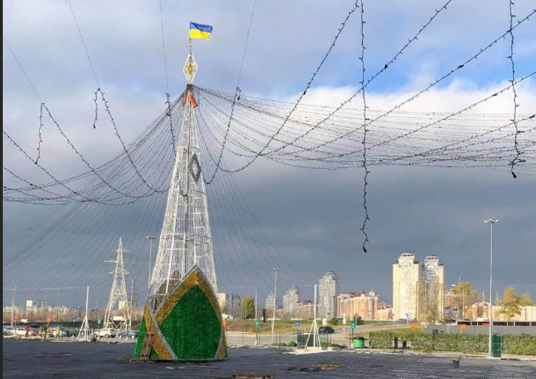 У Києві встановлюють першу новорічну ялинку: локація і фото
