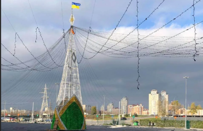 У Києві встановлюють першу новорічну ялинку: локація і фото