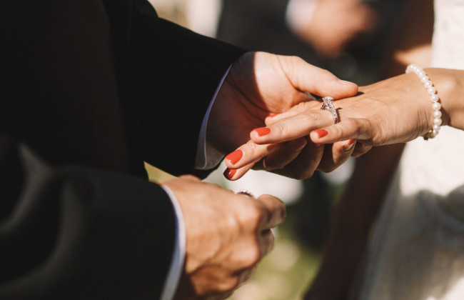 Как заключить брак на территории ведения активных боевых действий – разъяснение Минреинтеграции