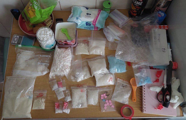 Наркотики поштою: у Києві затримали жінку з амфетаміном та екстазі