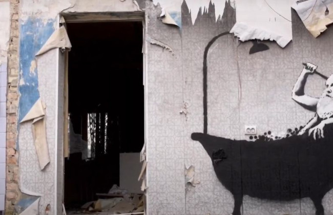 Бэнкси показал видео о том, как делал граффити в Украине