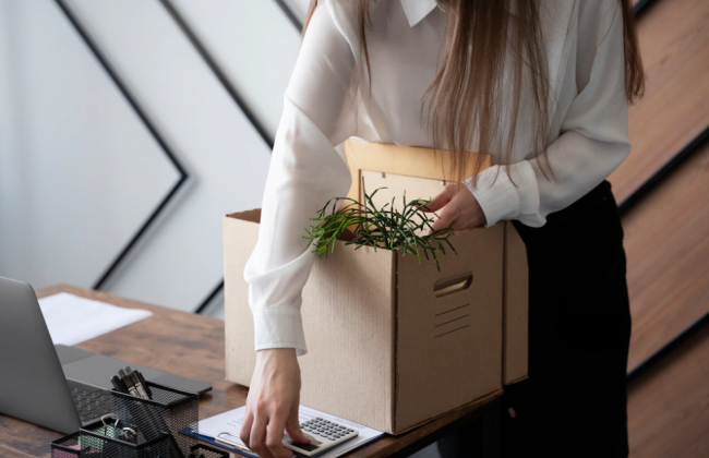 Раді рекомендують дозволити роботодавцям звільняти працівників стратегічних підприємств за підтримку країни-агресора: є умова