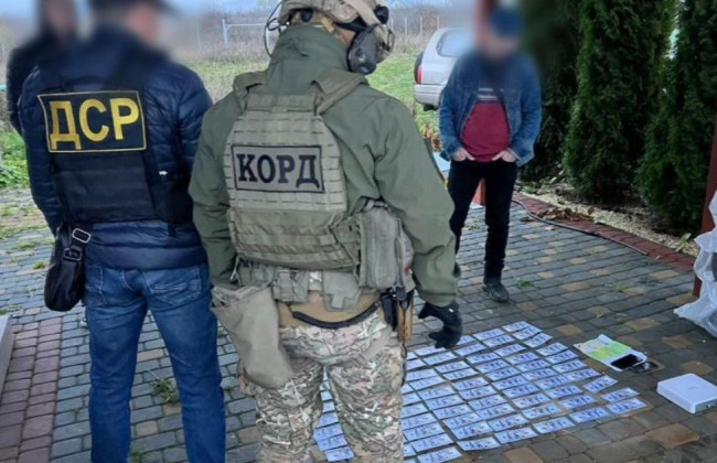 Завозили під виглядом гуманітарної допомоги: на Закарпатті викрили схему продажу автомобілів