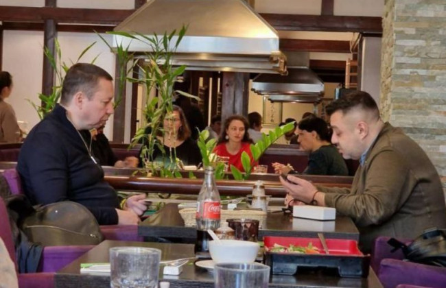 Оголошений у міжнародний розшук ексглава НБУ Кирило Шевченко п'є каву у Відні разом з Олександром Грановським