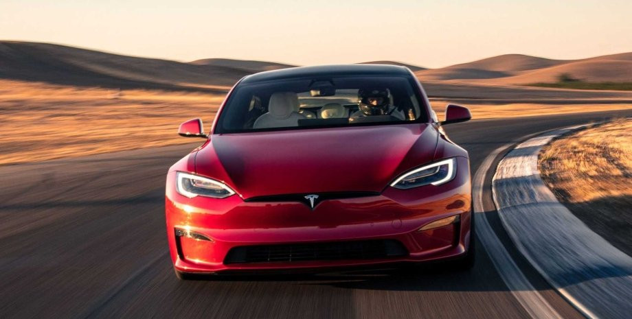 Tesla масово відкликає автомобілі у США