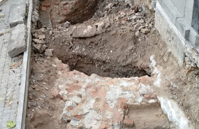 В центрі Києва археологи знайшли загадкову споруду та показали фото
