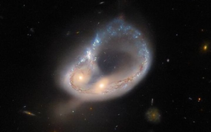 Hubble показал столкновение галактик: уникальное фото