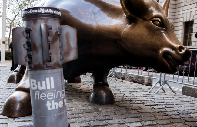 В Нью-Йорке разместили скульптуру российской ракеты у статуи разъяренного быка: детали