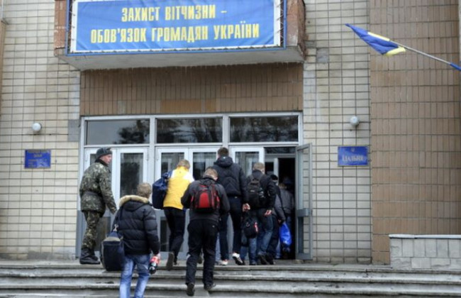 Рада зобов’язала військомати контролювати явку осіб, які звільнені з-під варти у зв’язку з мобілізацією