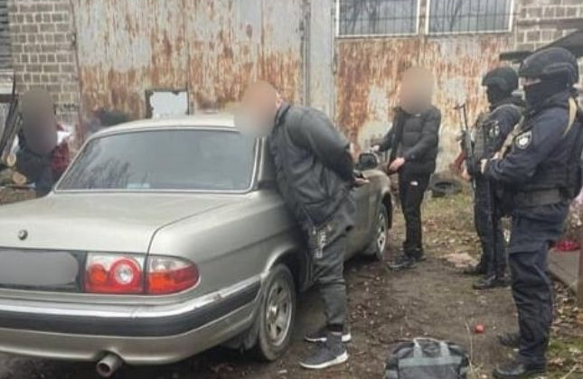 В Киевской области владелец СТО больше года удерживал мужчину в трудовом рабстве