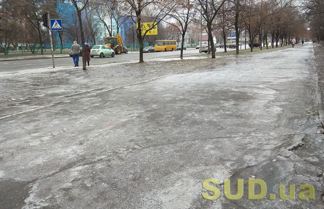 Киевлянам напомнили правила ходьбы в гололед
