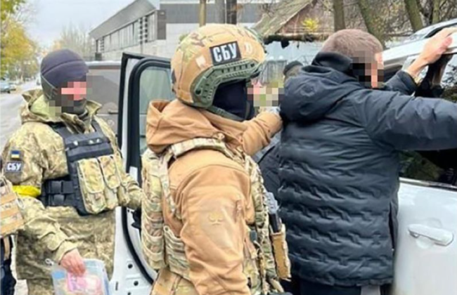 На лодках переправлял оккупантов на левый берег: СБУ задержала в Херсоне вражеского приспешника