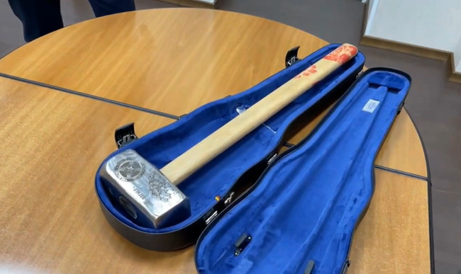 Власник ПВК «Вагнер» передав до Європарламенту «окривавлену» кувалду у футлярі з-під скрипки, фото