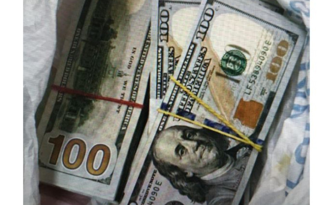 Украинка пыталась незаконно вывезти за границу почти 50 тысяч долларов