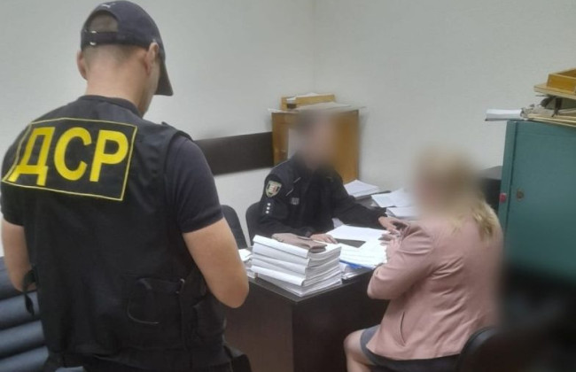 Зарегистрировала участки стоимостью 5 млн гривен в пользу третьих лиц: будут судить госрегистратора