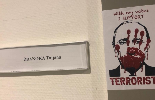 Двері кабінетів європарламентарів, які не підтримали визнання РФ державою-терористом, «прикрасили» кривавим Путіним, фото