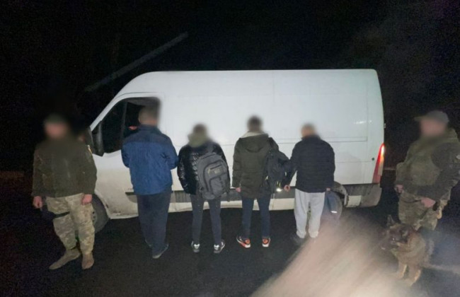 По 1400 доларів з ухилянта за «квиток» до Європи: на Закарпатті затримали перевізника