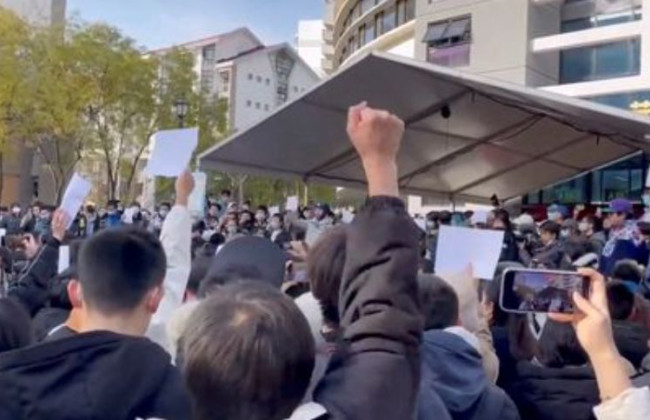 Не разрешили потушить пожар из-за карантина жильцов дома: в Китае вспыхнули протесты, видео