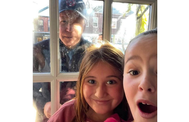 Джо Байден став героєм мемів після того, як заглянув у вікно одного з будинків