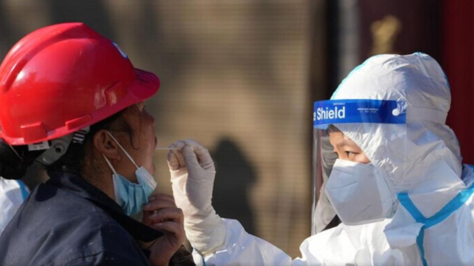 У Китаї новий спалах захворюваності COVID-19: антирекорди четвертий день поспіль