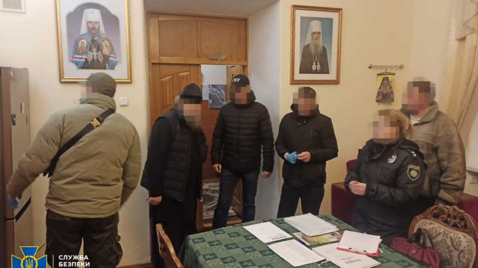 В помещениях УПЦ в Тернопольской области и на Прикарпатье обнаружили пропагандистские материалы и шевроны боевиков
