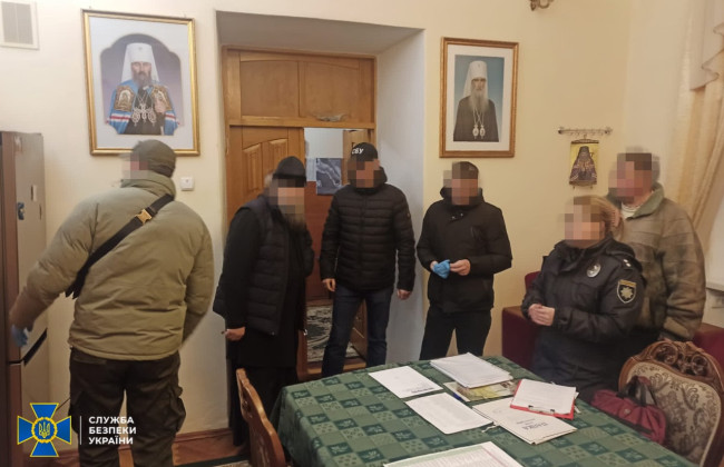 У приміщеннях УПЦ на Тернопільщині та Прикарпатті виявили пропагандистські матеріали і шеврони бойовиків