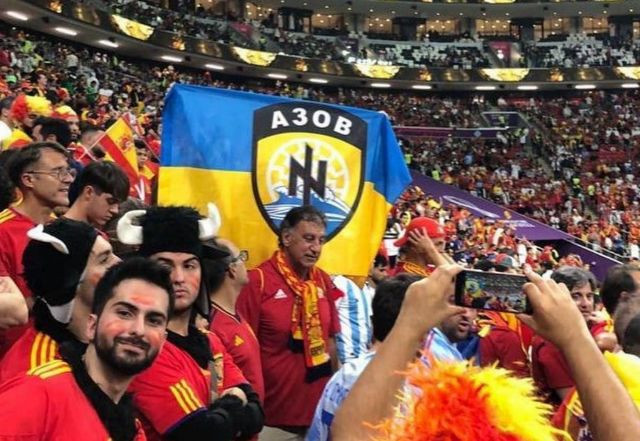 Представители ФИФА отобрали у испанских болельщиков флаг Украины с символикой «Азова»