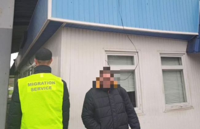 Сотрудники Государственной миграционной службы выдворили иностранца, который находился незаконно на территории Украины