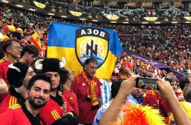 Представители ФИФА отобрали у испанских болельщиков флаг Украины с символикой «Азова»