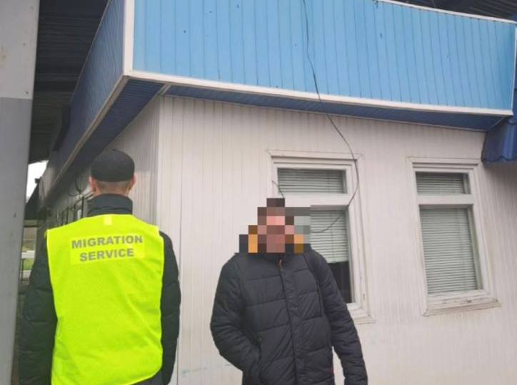 Сотрудники Государственной миграционной службы выдворили иностранца, который находился незаконно на территории Украины