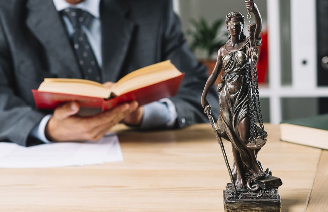 Может ли адвокат осуществлять представительство интересов клиентов на основании договора, совершенного в электронной форме: разъяснение РАУ