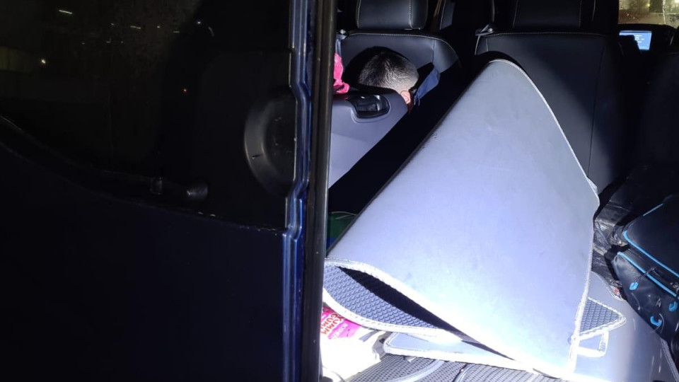 Сидів поміж валіз у багажному відділенні: у «Шегинях» прикордонний наряд виявив чоловіка, який ховався від прикордонників